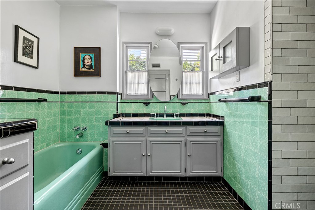 1701 Pier Avenue Property Photo 14