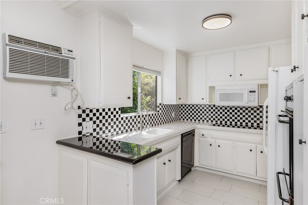 1632 Camden 204 Property Photo 9