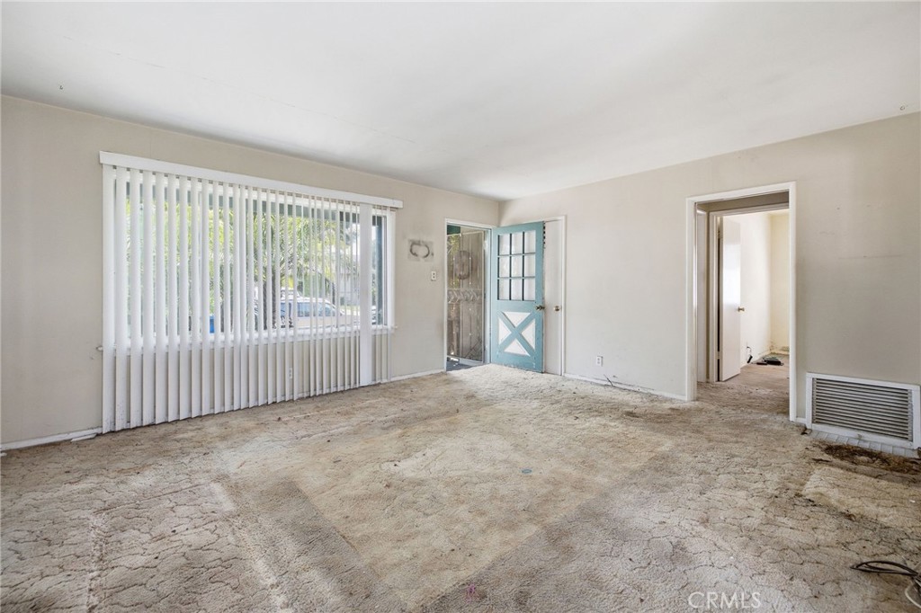15313 Roselle Avenue Property Photo 5