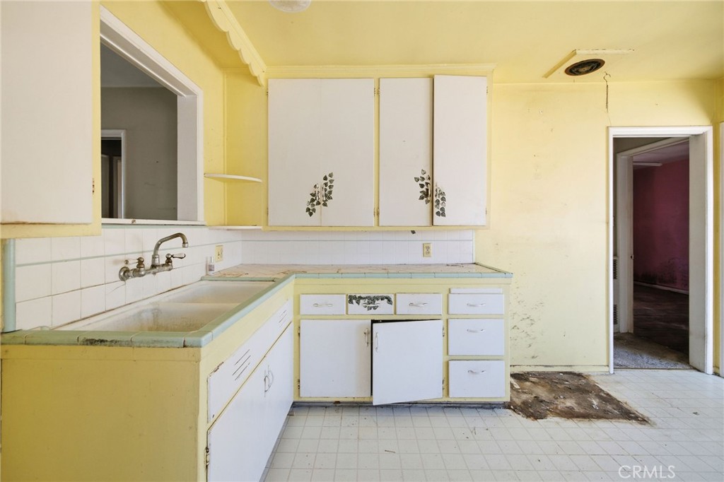 15313 Roselle Avenue Property Photo 6