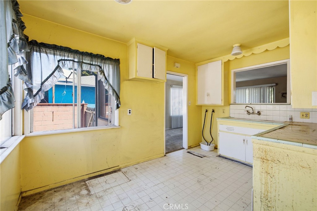 15313 Roselle Avenue Property Photo 7