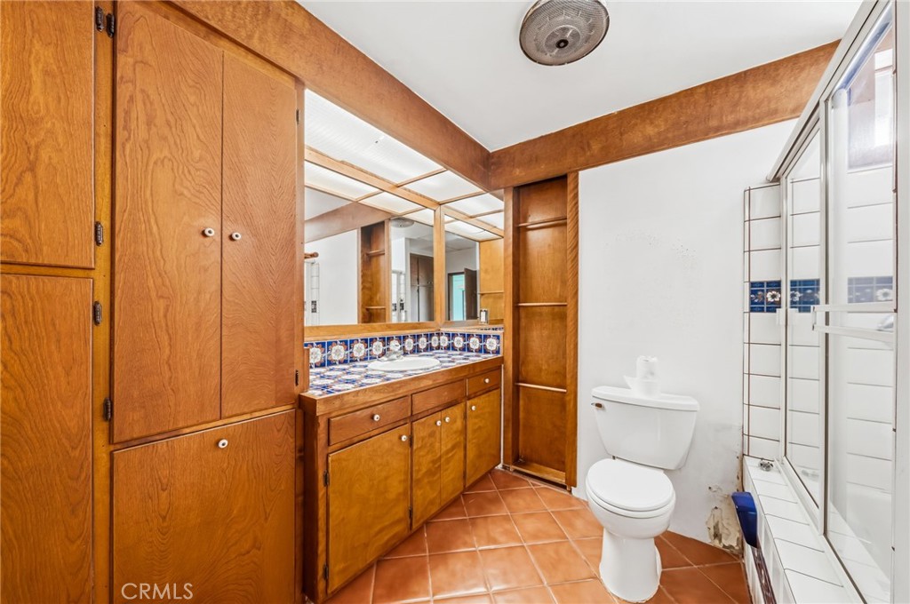 456 W 40th Property Photo 14