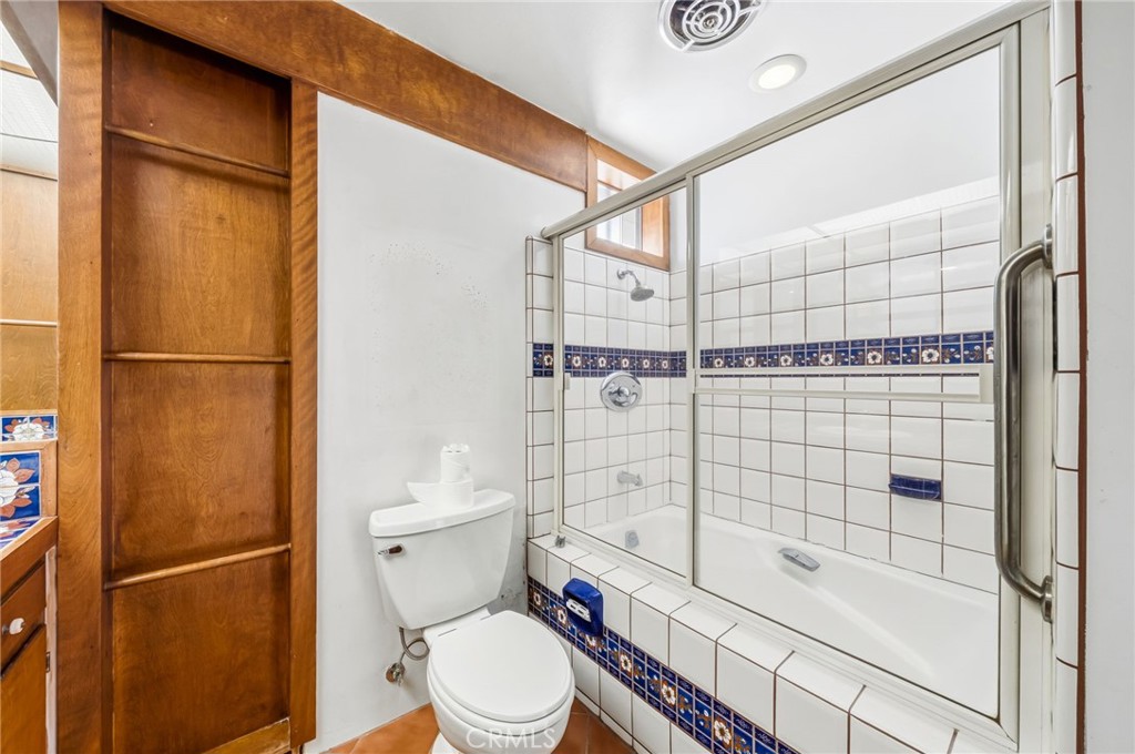 456 W 40th Property Photo 15