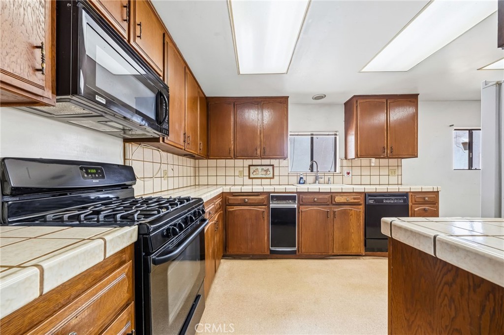 456 W 40th Property Photo 18