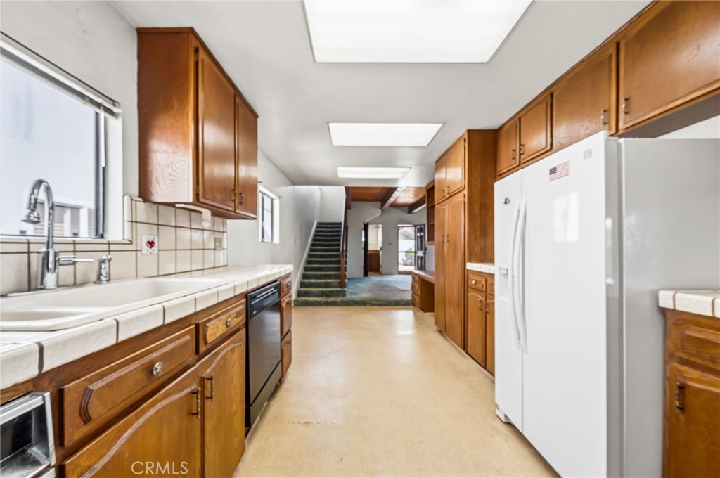 456 W 40th Property Photo 19