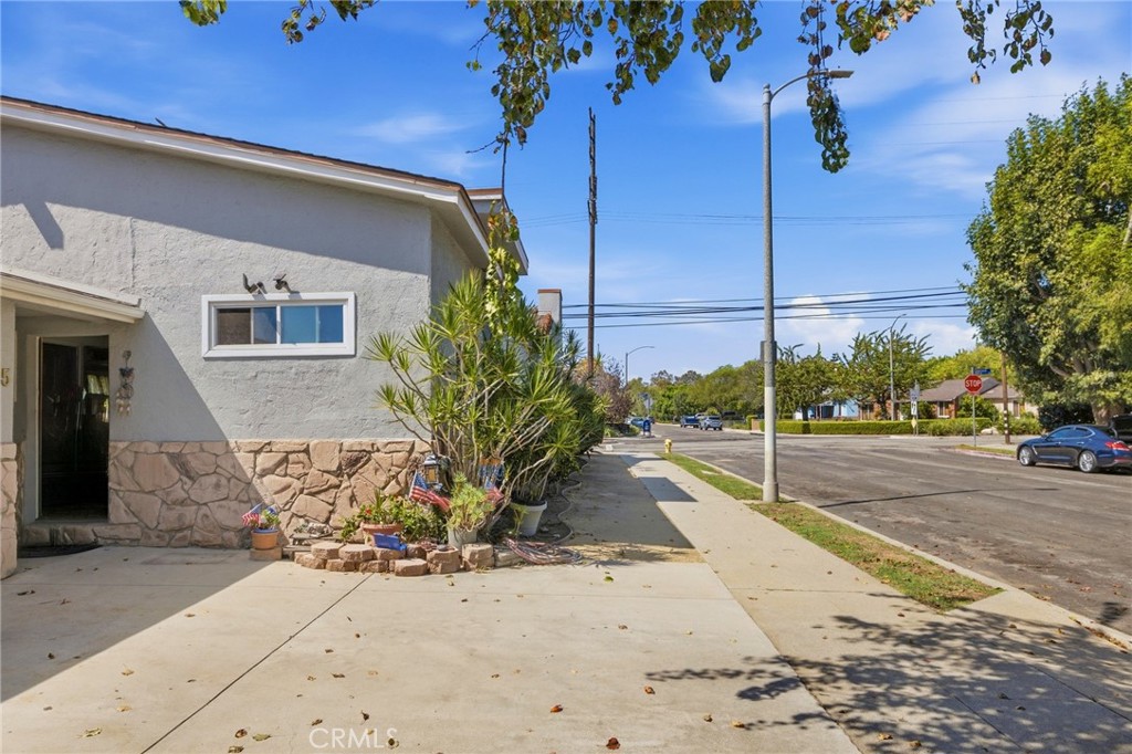 3605 South Barrington Avenue Property Photo 6