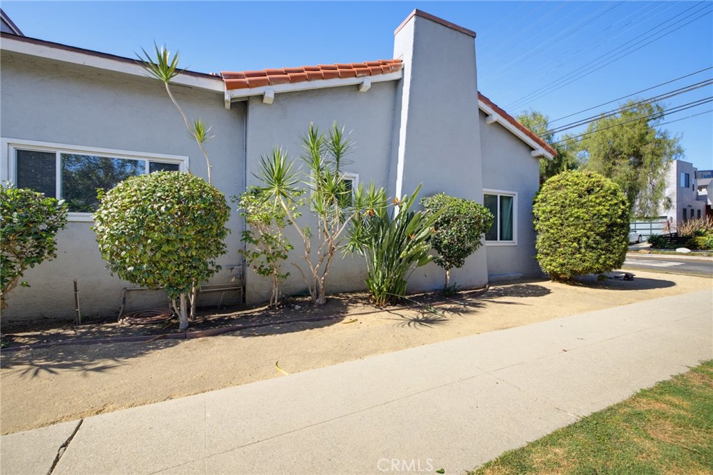3605 South Barrington Avenue Property Photo 13