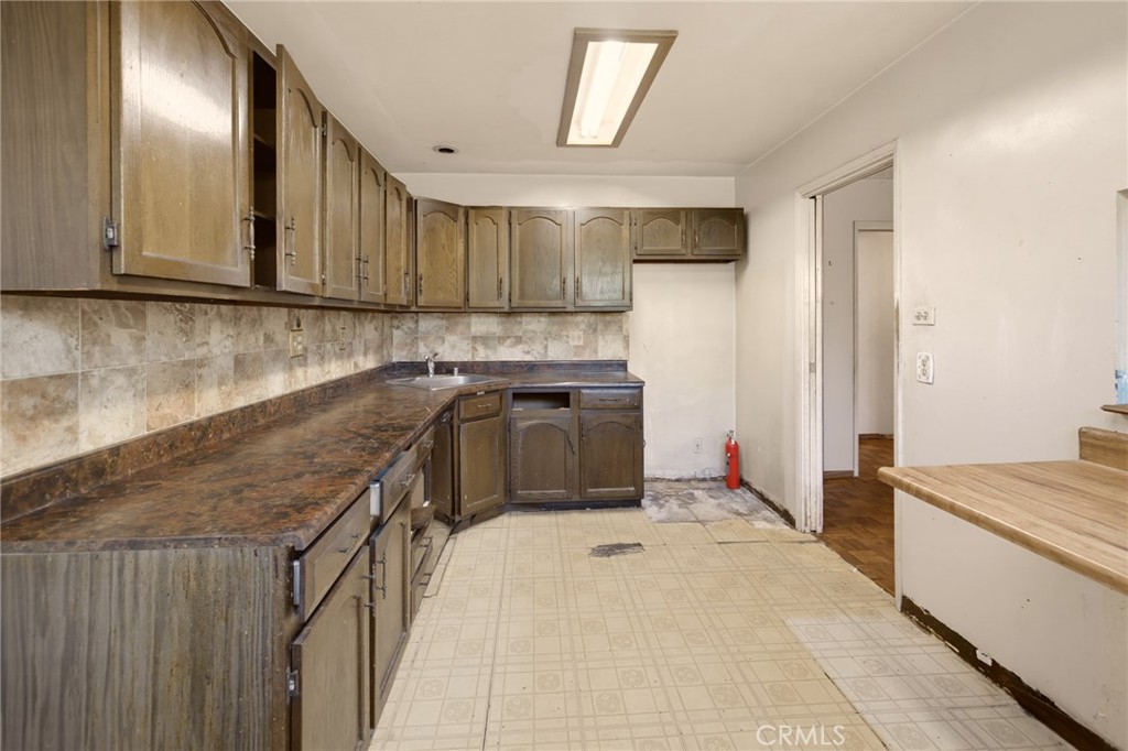 3605 South Barrington Avenue Property Photo 28