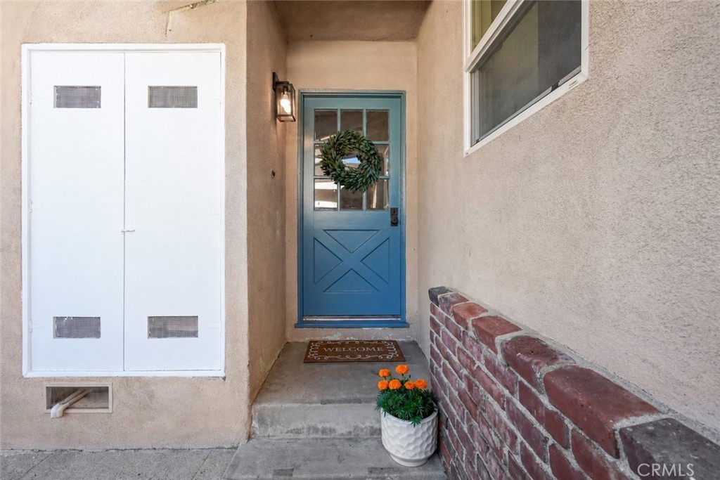 873 E Deloras Drive Property Photo 1