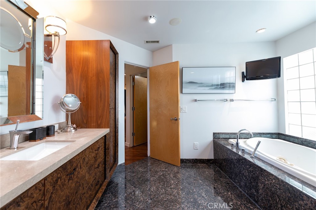 201 5th Property Photo 13