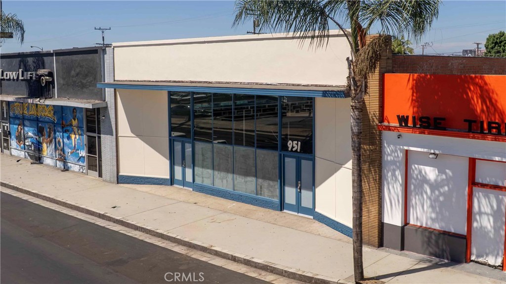 951 S La Brea Property Photo 2