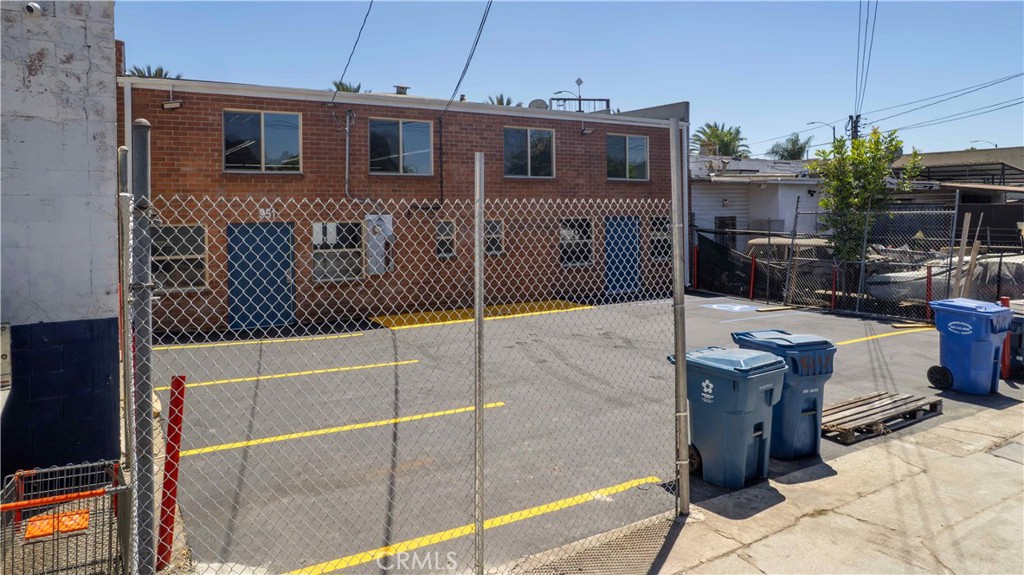 951 S La Brea Property Photo 9