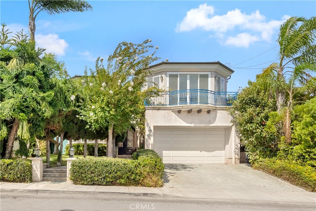 1627 Gates Avenue Property Photo 1