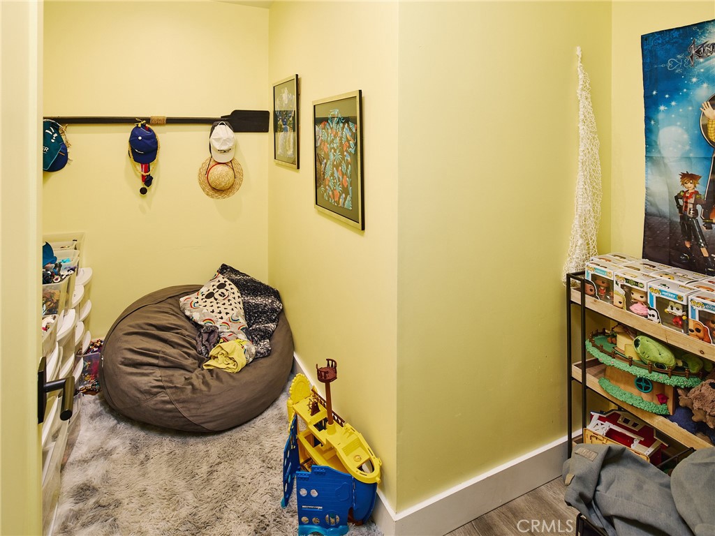 1005 E Walnut Property Photo 24
