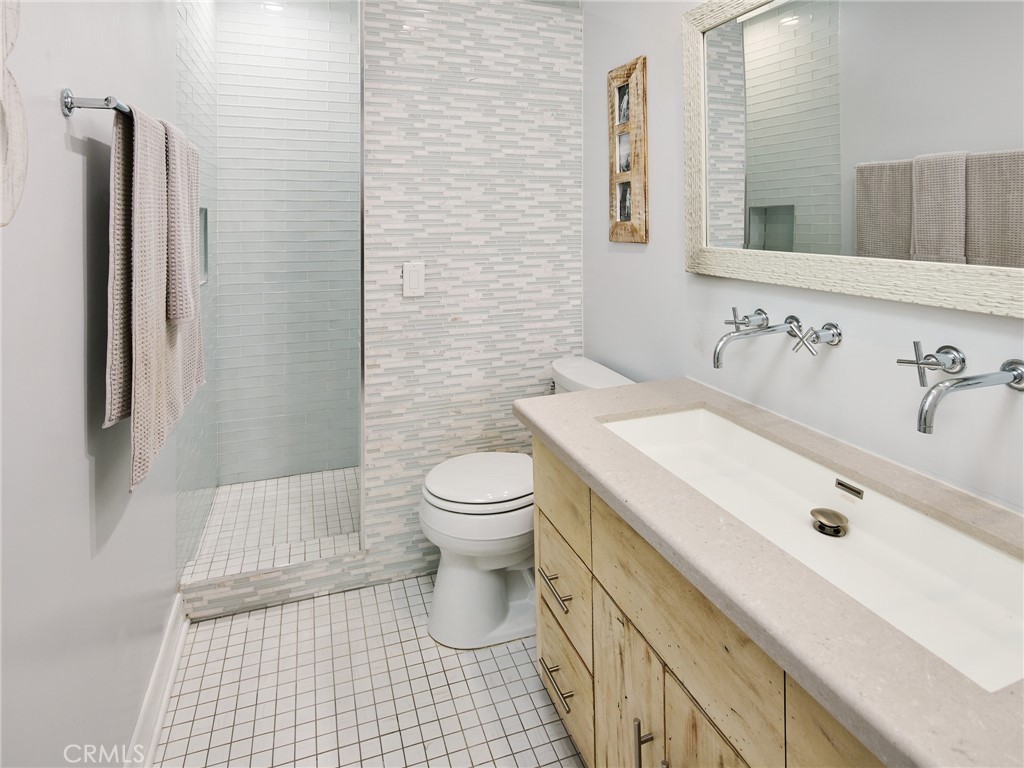 1005 E Walnut Property Photo 32