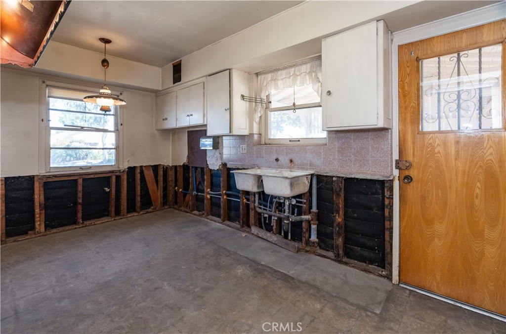 16023 S Manhattan Place Property Photo 6