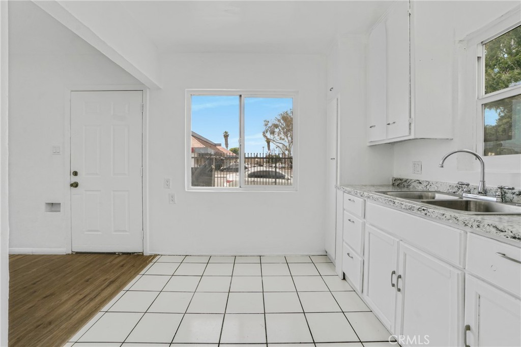 904 S Bullis Road Property Photo 2