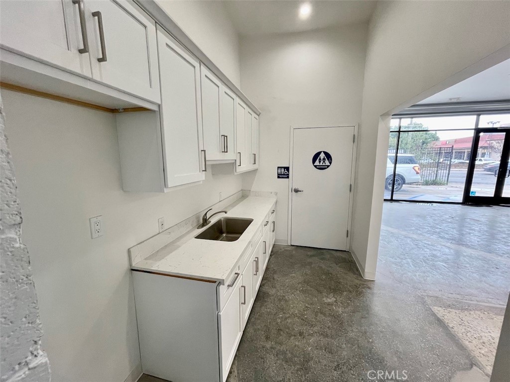 18444 Ventura Boulevard A Property Photo 8