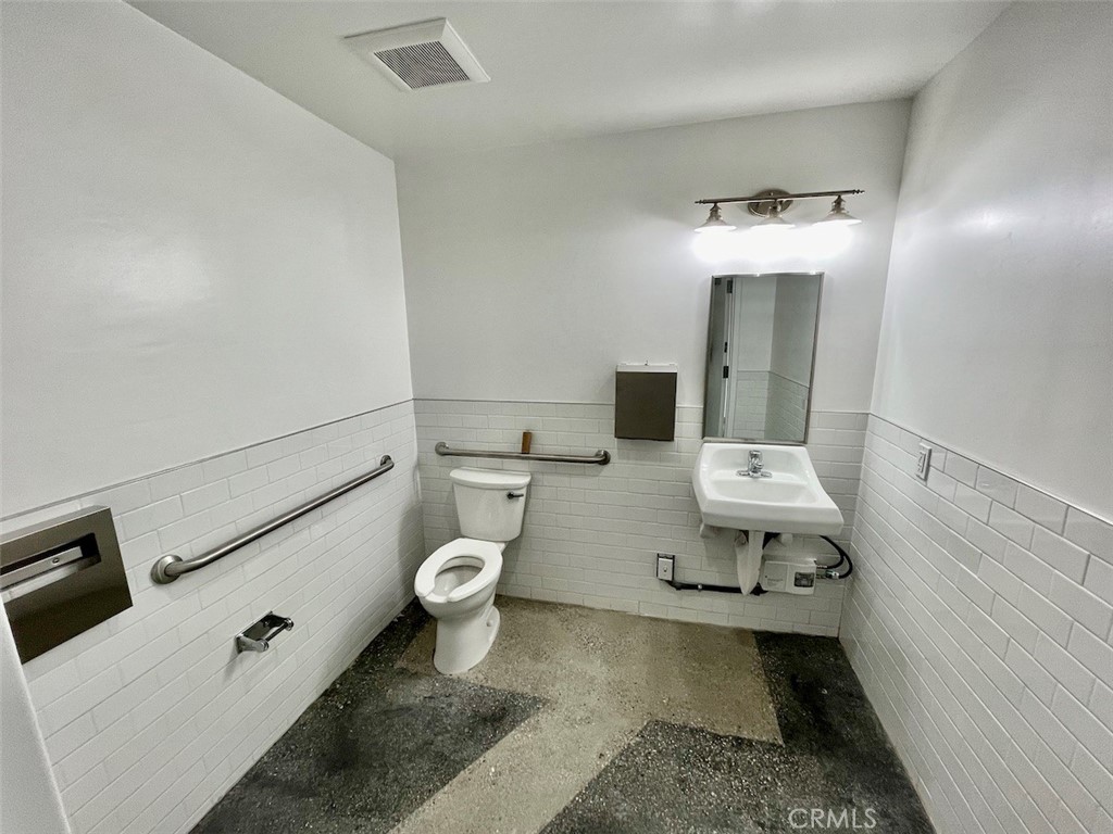18444 Ventura Boulevard A Property Photo 10