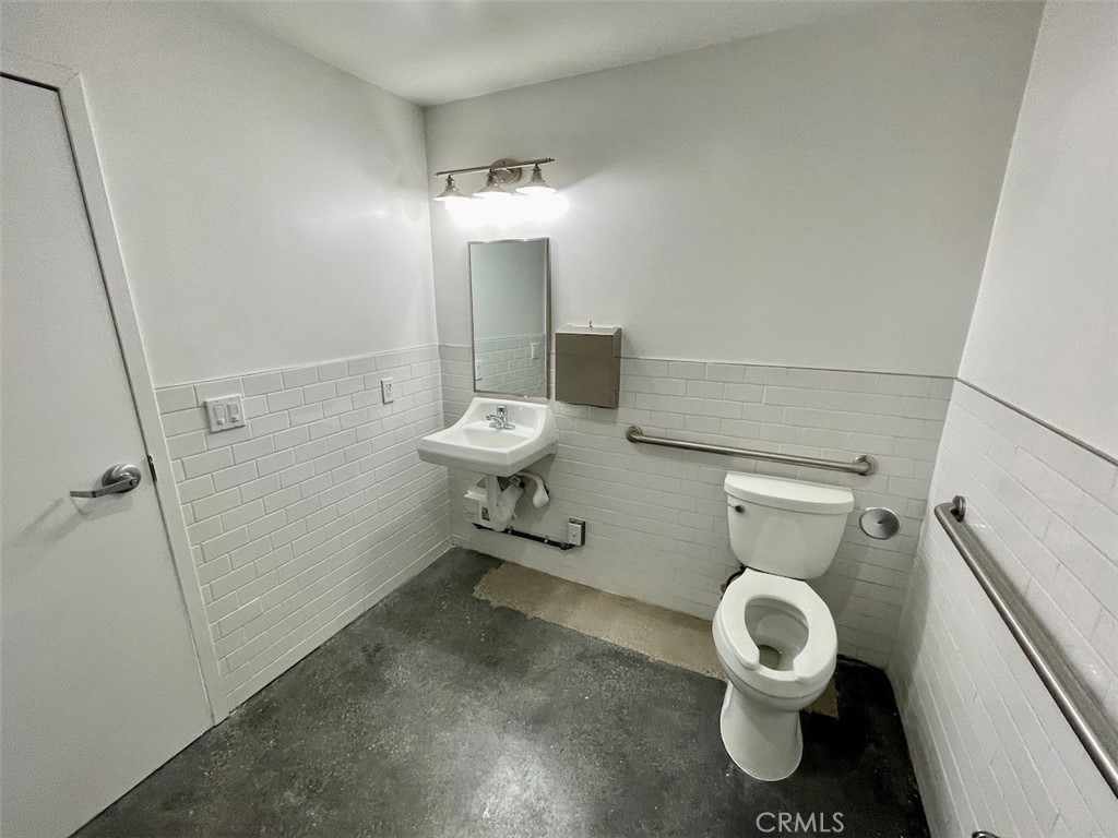 18444 Ventura Boulevard A Property Photo 11