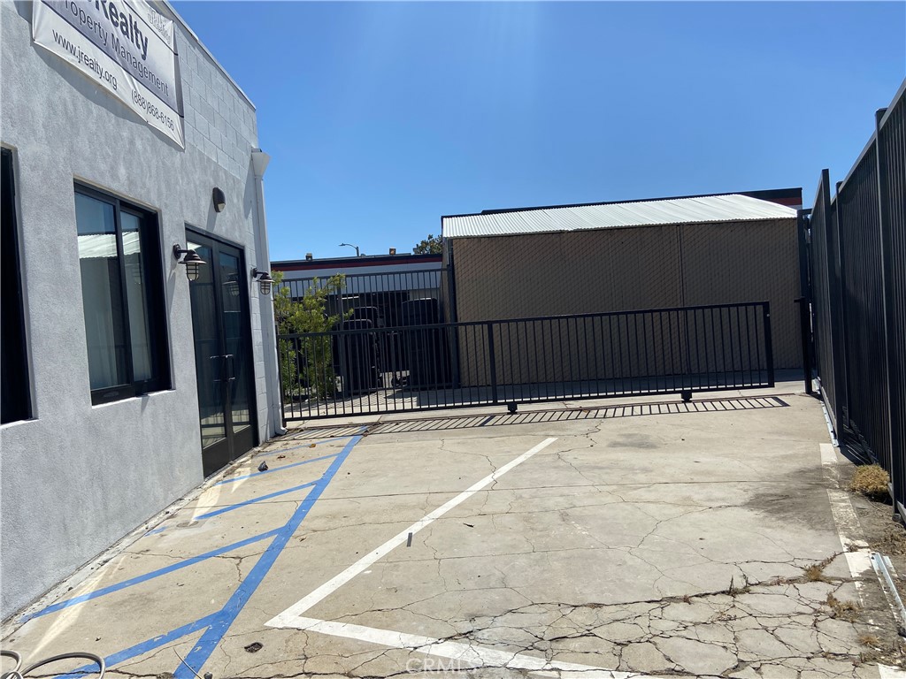18444 Ventura Boulevard B Property Photo 2