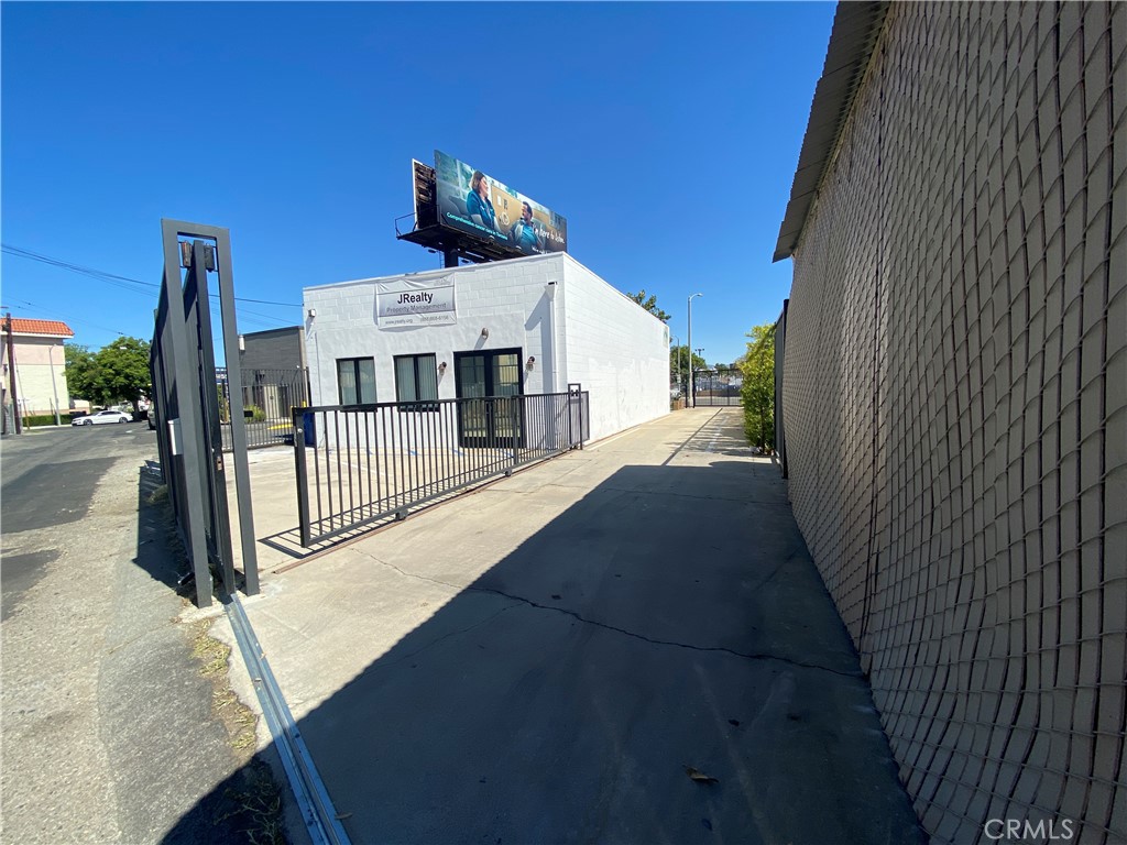 18444 Ventura Boulevard B Property Photo 4