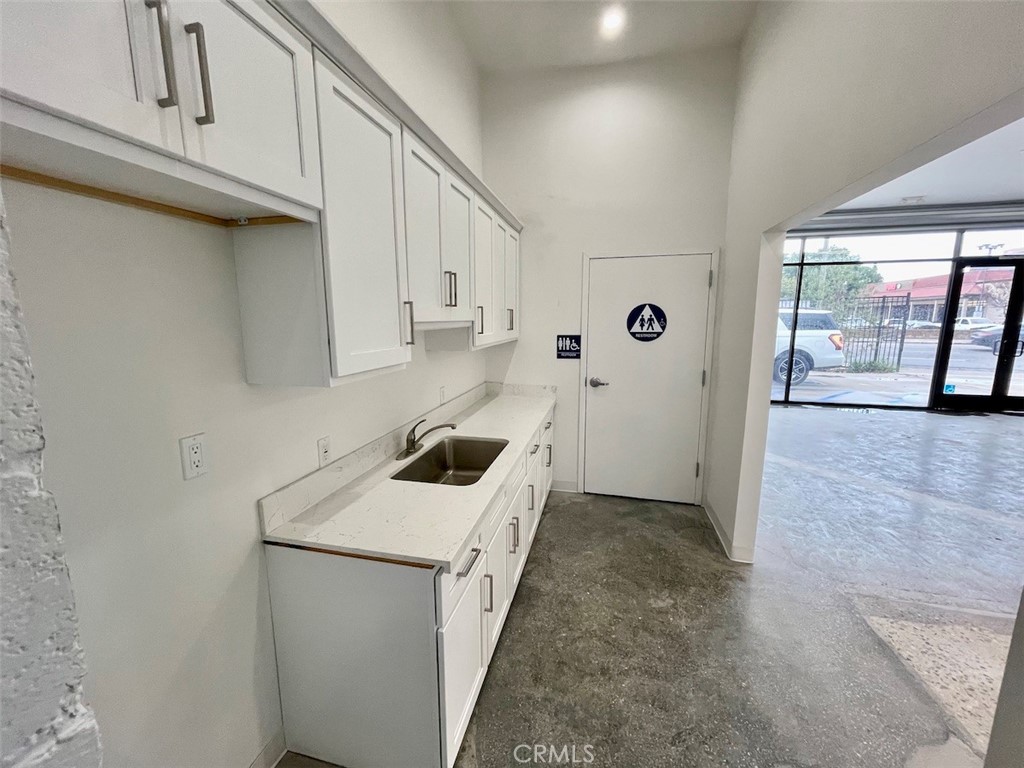 18444 Ventura Boulevard Property Photo 9