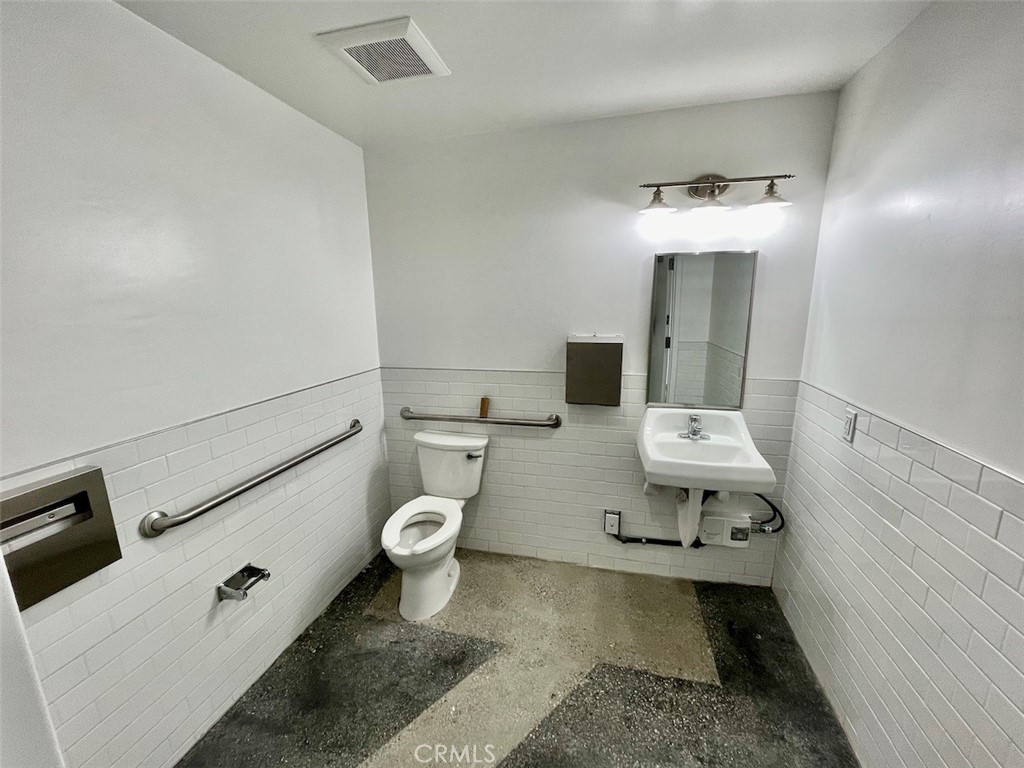 18444 Ventura Boulevard Property Photo 11