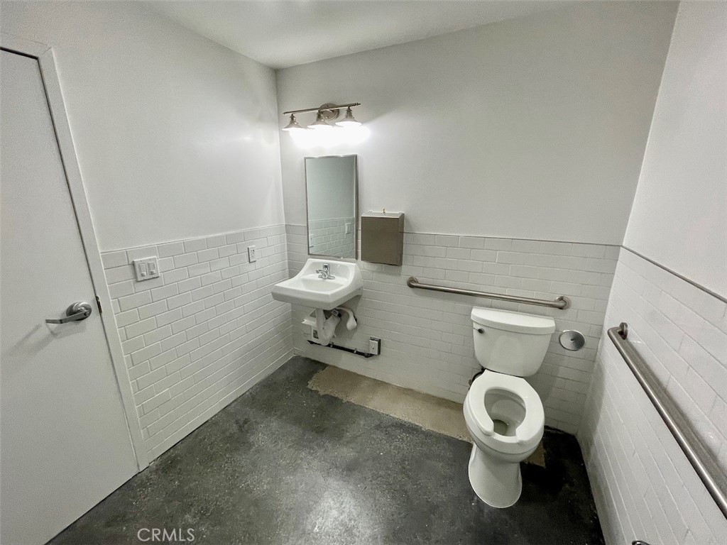 18444 Ventura Boulevard Property Photo 12