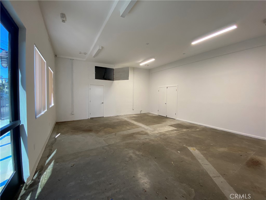 18444 Ventura Boulevard Property Photo 18