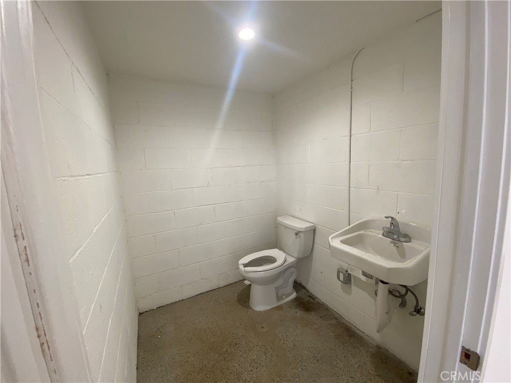18444 Ventura Boulevard Property Photo 22