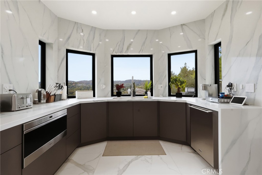 5252 Darro Road Property Photo 7