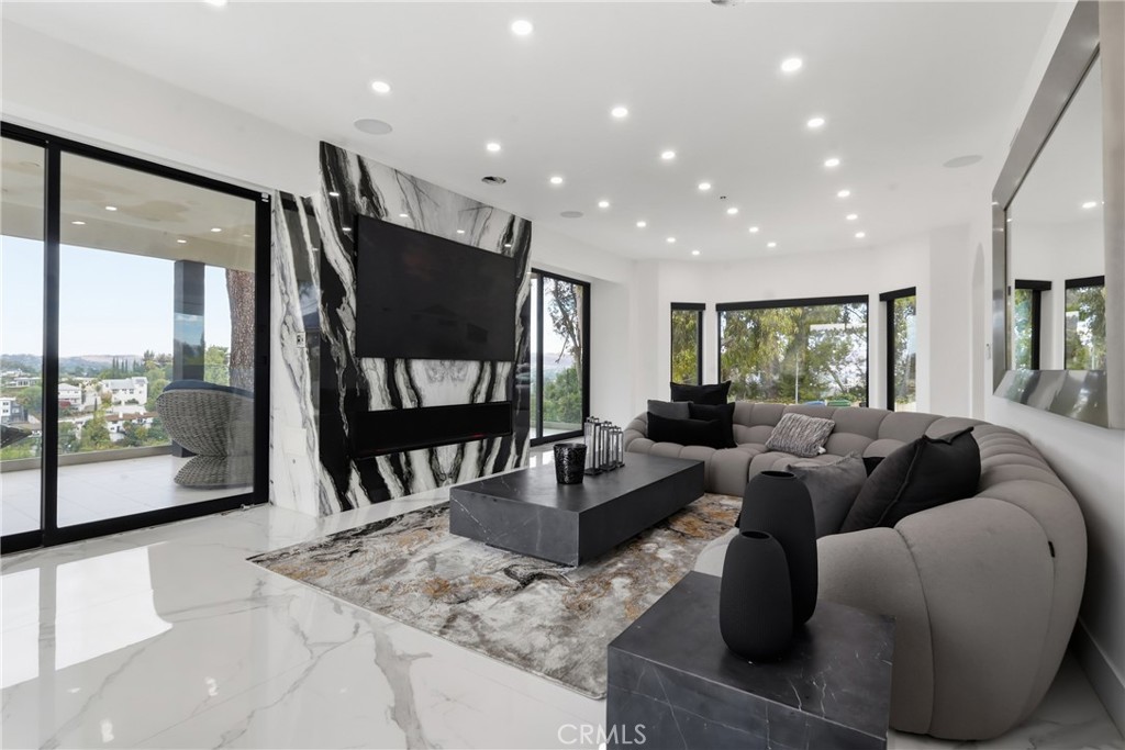 5252 Darro Road Property Photo 8