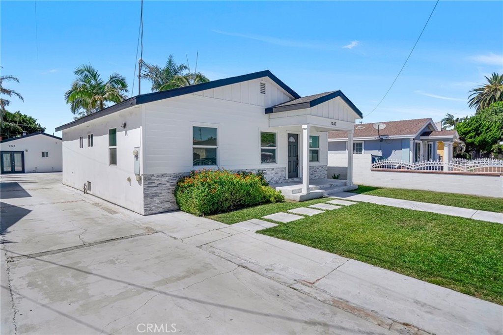 1247 N Neptune Avenue Property Photo 2