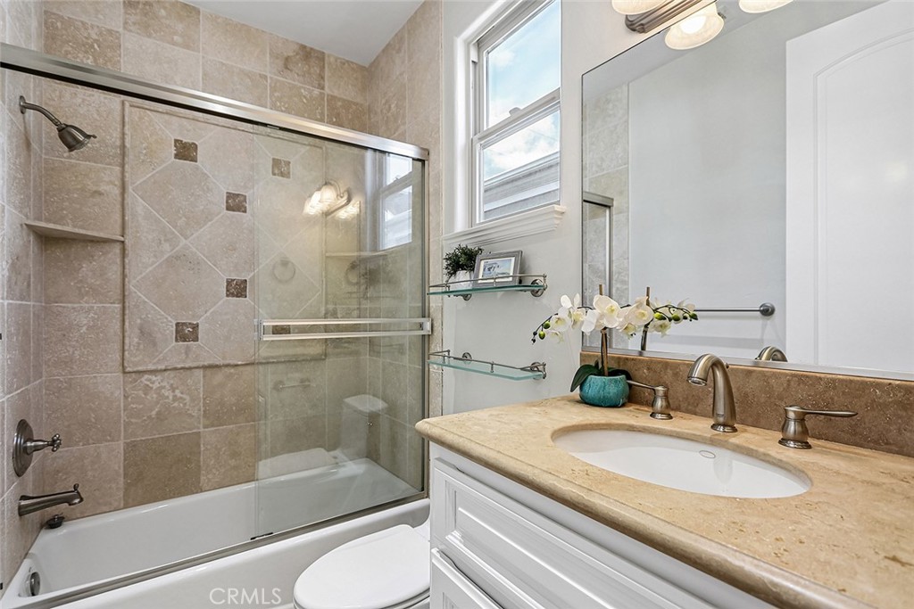 3005 N Poinsettia Property Photo 3