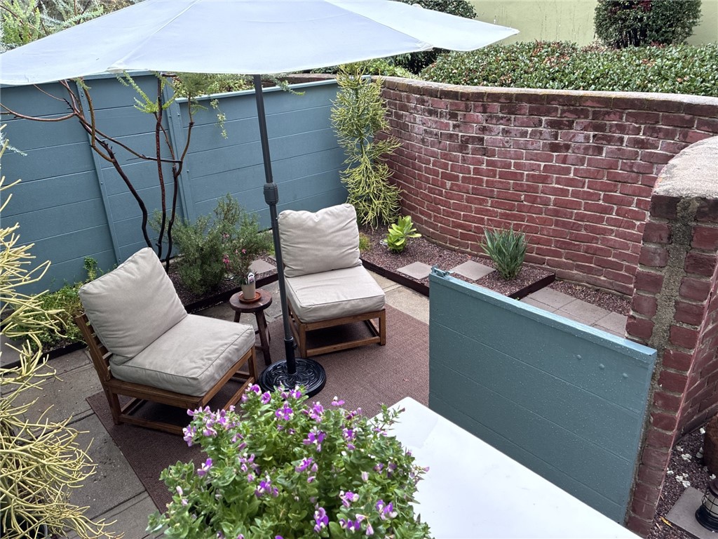 5326 1/2 Village Green Property Photo 1