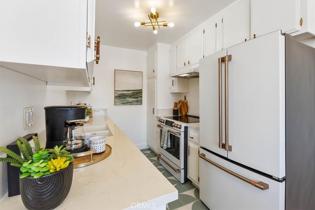 727 N Eucalyptus Avenue 18 Property Photo 8