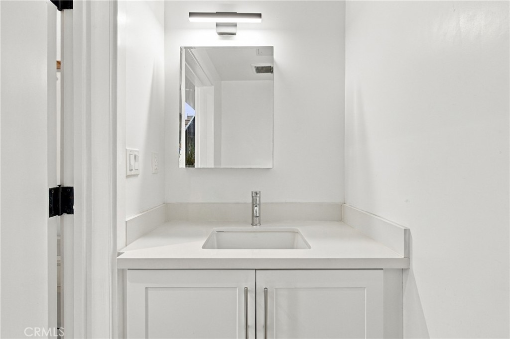 2301 S Cloverdale Property Photo 14