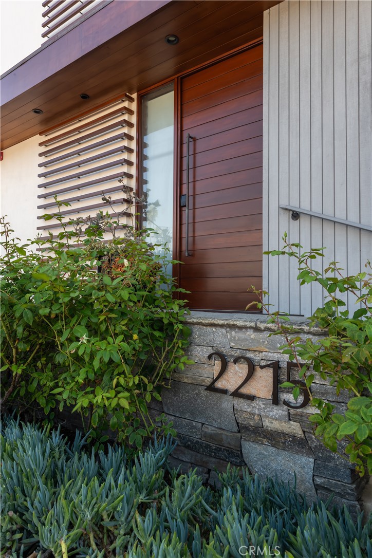 2215 Manhattan Avenue Property Photo 3