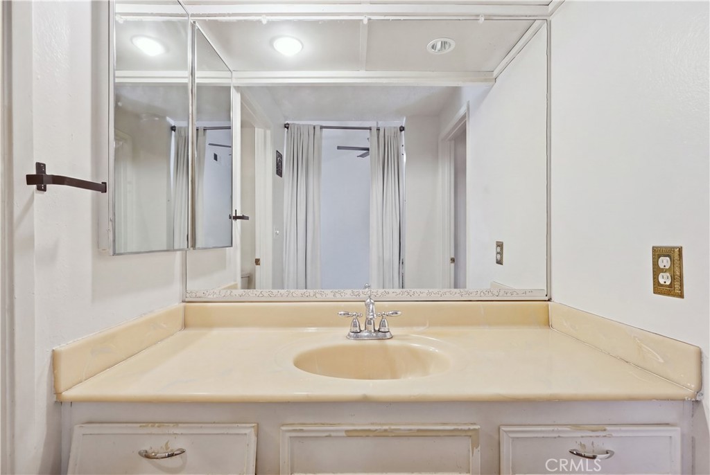 3659 Country Club B Property Photo 11