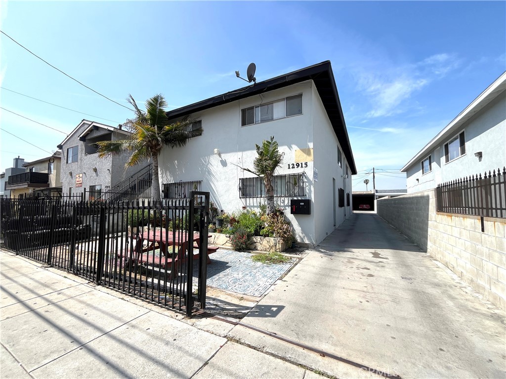 12915 Doty Avenue C Property Photo 1