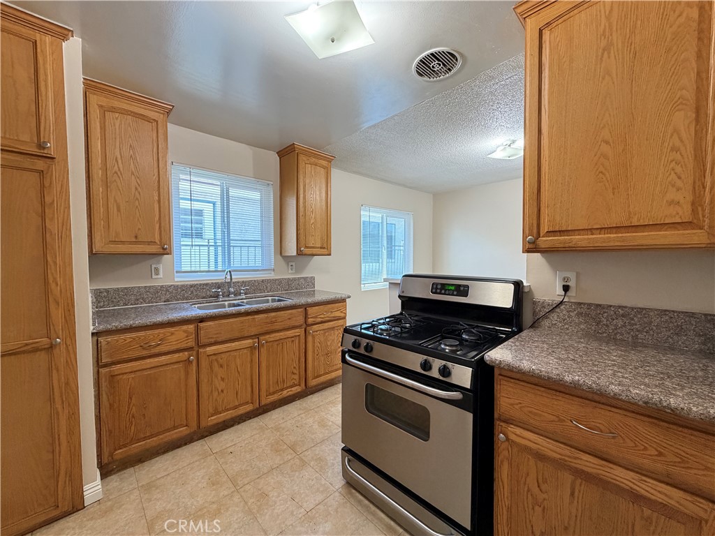 12915 Doty Avenue C Property Photo 8