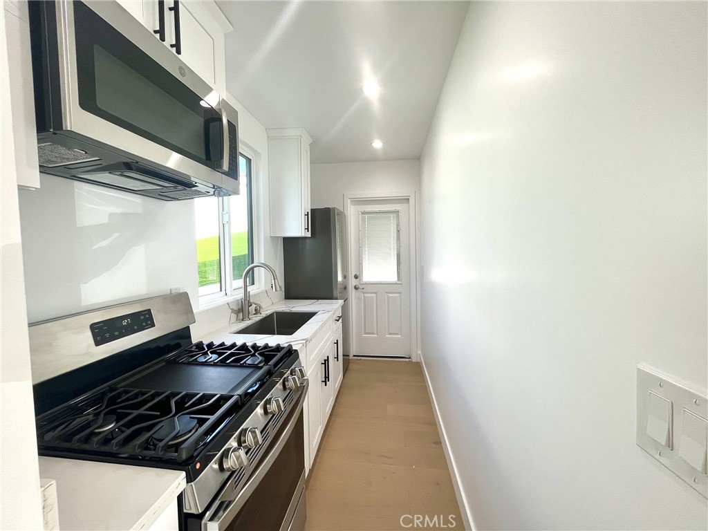 624 W 38th Street A Property Photo 6
