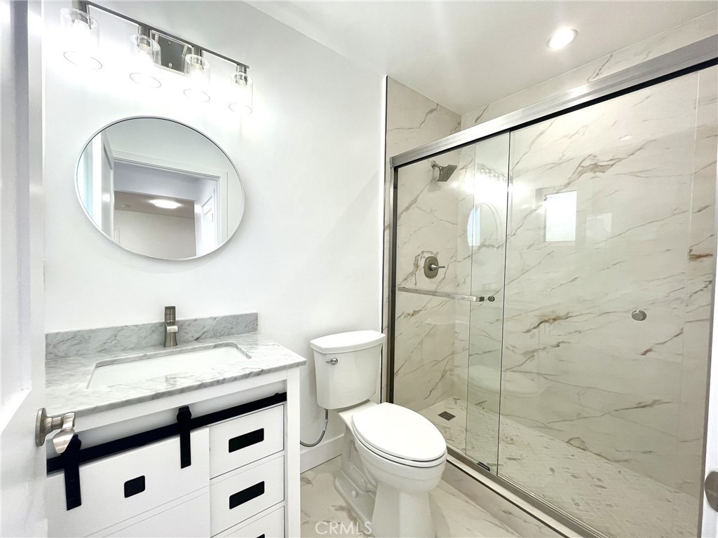624 W 38th Street A Property Photo 8