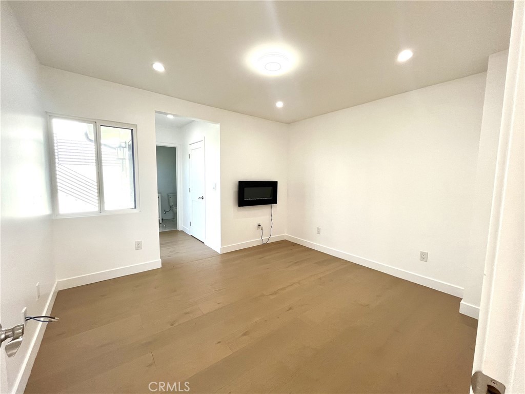 624 W 38th Street A Property Photo 9