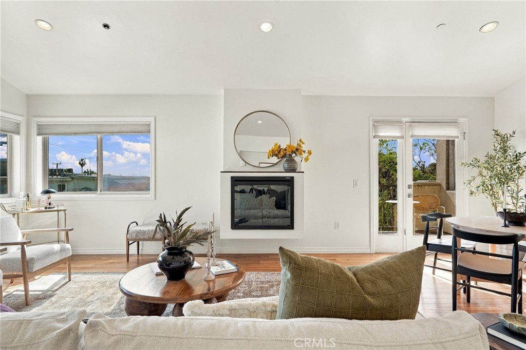 1420 S Bundy Drive 405 Property Photo 2