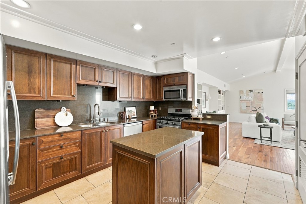 1420 S Bundy Drive 405 Property Photo 8