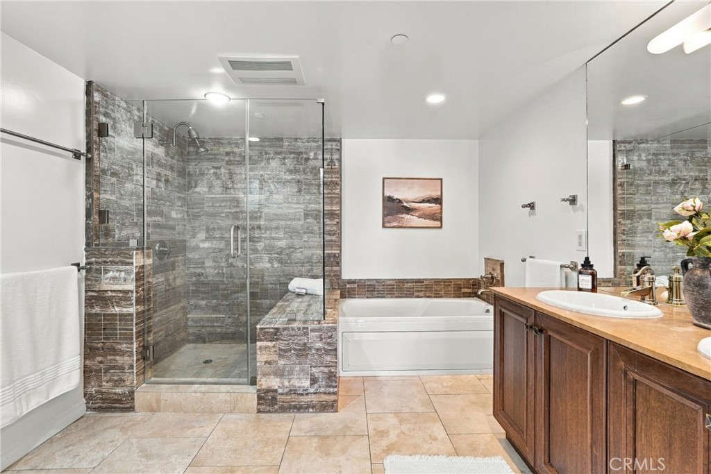 1420 S Bundy Drive 405 Property Photo 12