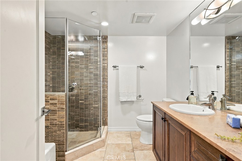 1420 S Bundy Drive 405 Property Photo 15