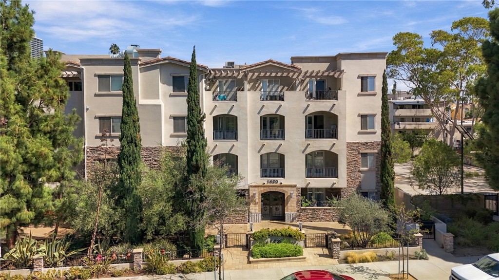1420 S Bundy Drive 405 Property Photo 18